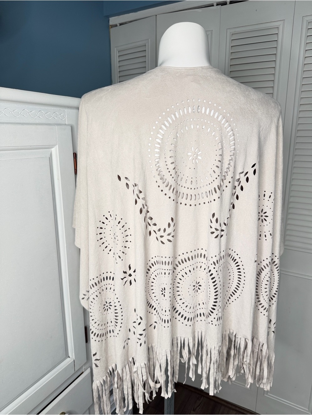 Chicos Taupe Micro Suede Laser Cut Cardigan Shawl Fringe Tan One Size - Picture 4 of 7